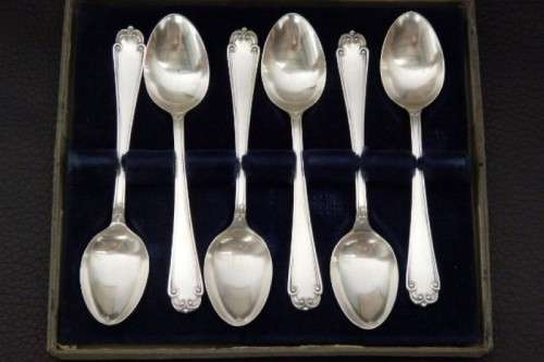 An amazing antique boxed set of English made EPNS silver plated teaspoons with stunning detailing