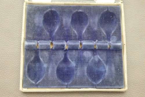 An amazing antique boxed set of English made EPNS silver plated teaspoons with stunning detailing