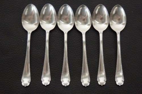 An amazing antique boxed set of English made EPNS silver plated teaspoons with stunning detailing