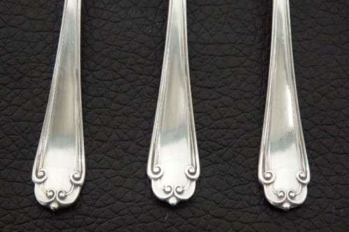An amazing antique boxed set of English made EPNS silver plated teaspoons with stunning detailing
