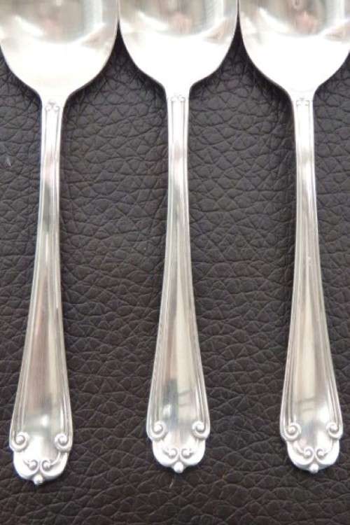 An amazing antique boxed set of English made EPNS silver plated teaspoons with stunning detailing