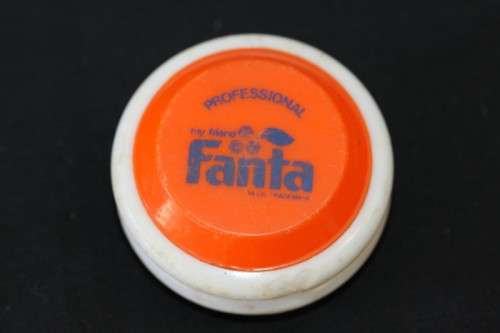 A wonderful vintage "professional" Fanta yo-yo. Very collectable!