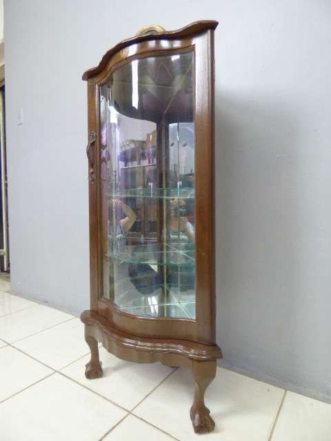 A gorgeous solid (heavy) Imbuia ball & claw glass door corner display cabinet in stunning condition!