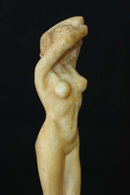 A beautiful and very elegant oxylite figurine of a lady - made in Italy
