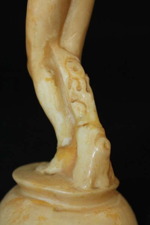 A beautiful and very elegant oxylite figurine of a lady - made in Italy