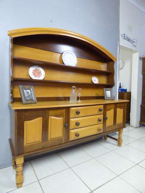 An unquestionably beautiful vintage solid yellow wood & imbuia welsh dresser, beautiful & elegant!!!