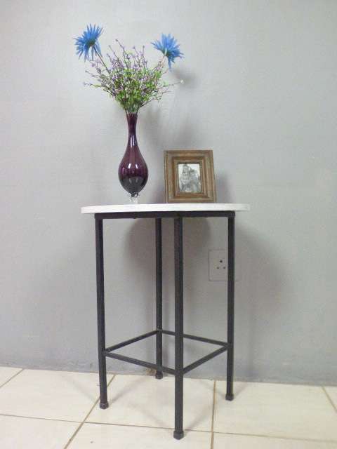 A lovely round black & white occasional/ display/ side table - perfect in your living area! RS17Sale