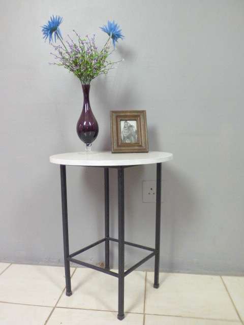 A lovely round black & white occasional/ display/ side table - perfect in your living area! RS17Sale