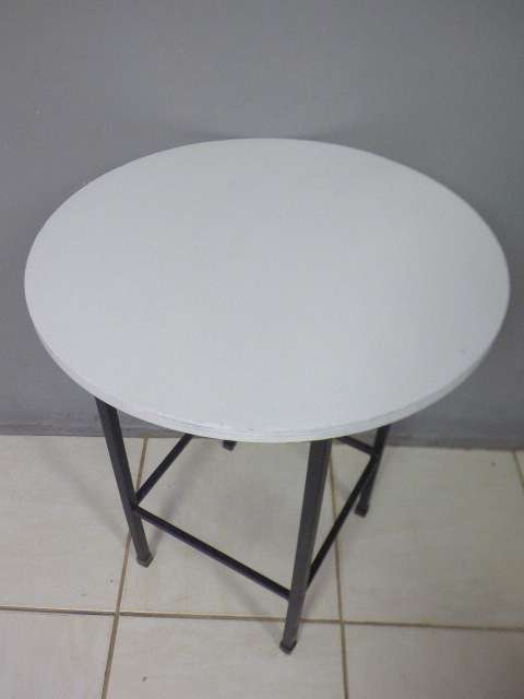 A lovely round black & white occasional/ display/ side table - perfect in your living area! RS17Sale