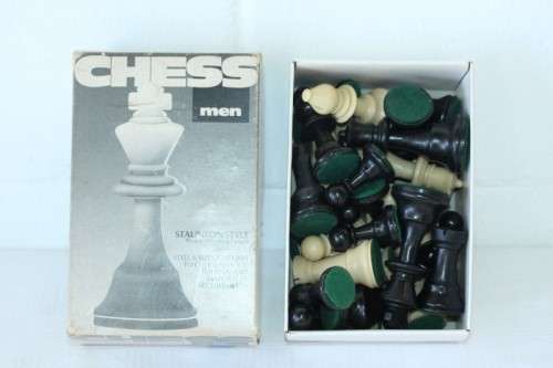 A stunning vintage (boxed) Chess Men chess set with "Staunton Style" chess pieces in great condition