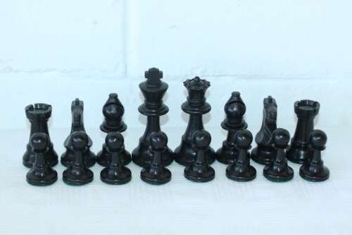A stunning vintage (boxed) Chess Men chess set with "Staunton Style" chess pieces in great condition