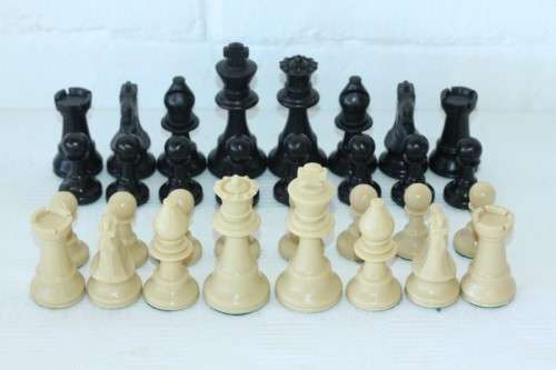 A stunning vintage (boxed) Chess Men chess set with "Staunton Style" chess pieces in great condition