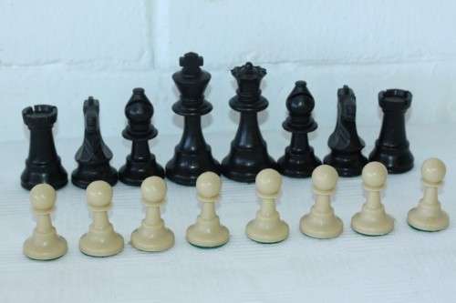 A stunning vintage (boxed) Chess Men chess set with "Staunton Style" chess pieces in great condition