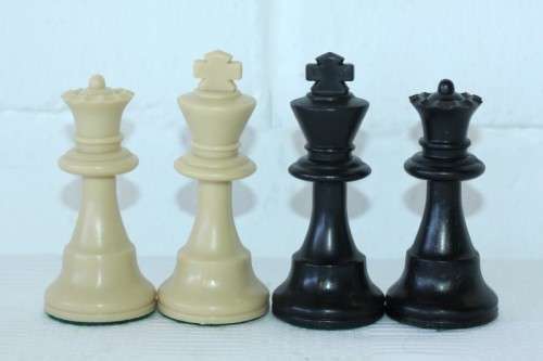 A stunning vintage (boxed) Chess Men chess set with "Staunton Style" chess pieces in great condition