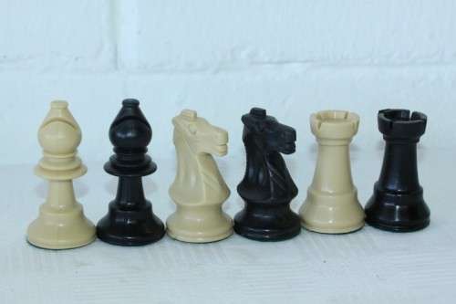 A stunning vintage (boxed) Chess Men chess set with "Staunton Style" chess pieces in great condition