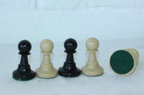 A stunning vintage (boxed) Chess Men chess set with "Staunton Style" chess pieces in great condition