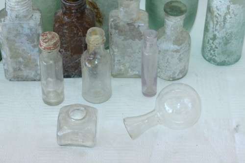 An awesome collection of 14x assorted vintage & antique glass bottles; bid/bottle