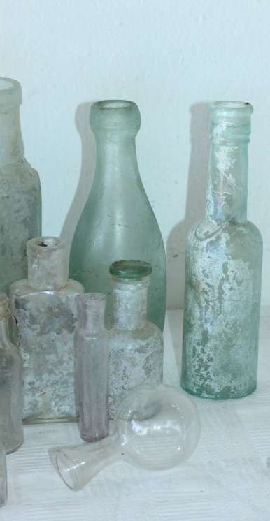 An awesome collection of 14x assorted vintage & antique glass bottles; bid/bottle