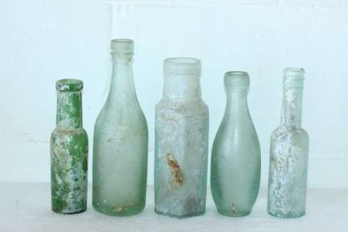 An awesome collection of 14x assorted vintage & antique glass bottles; bid/bottle