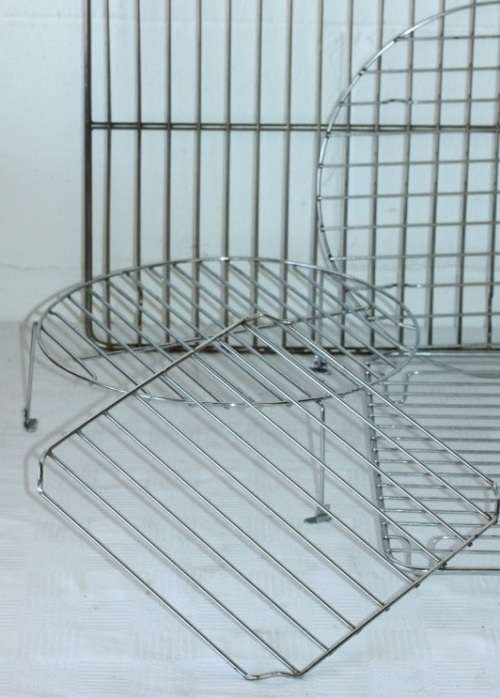 An awesome collection of 8x assorted metal drying racks for cooking and baking; bid/rack