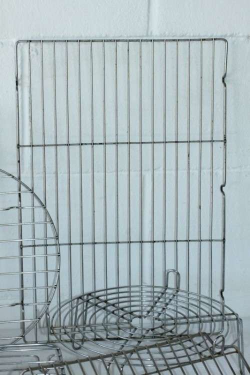 An awesome collection of 8x assorted metal drying racks for cooking and baking; bid/rack