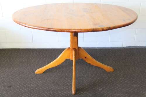 A wonderful Oregon round dining table with a sturdy centred leg in great condition - RS17Sale