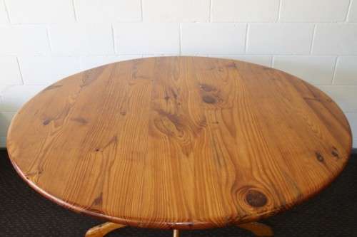 A wonderful Oregon round dining table with a sturdy centred leg in great condition - RS17Sale