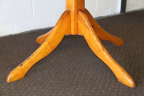 A wonderful Oregon round dining table with a sturdy centred leg in great condition - RS17Sale
