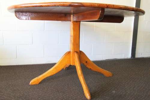 A wonderful Oregon round dining table with a sturdy centred leg in great condition - RS17Sale