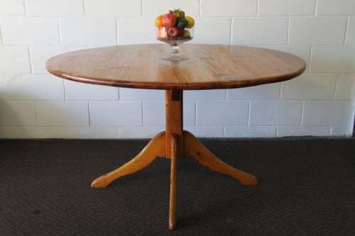 A wonderful Oregon round dining table with a sturdy centred leg in great condition - RS17Sale