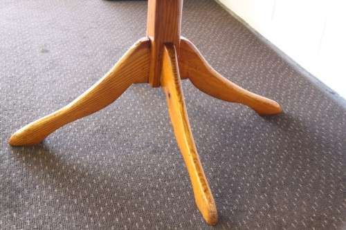 A wonderful Oregon round dining table with a sturdy centred leg in great condition - RS17Sale