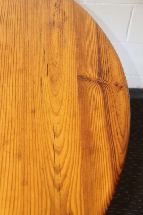 A wonderful Oregon round dining table with a sturdy centred leg in great condition - RS17Sale