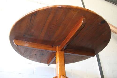 A wonderful Oregon round dining table with a sturdy centred leg in great condition - RS17Sale
