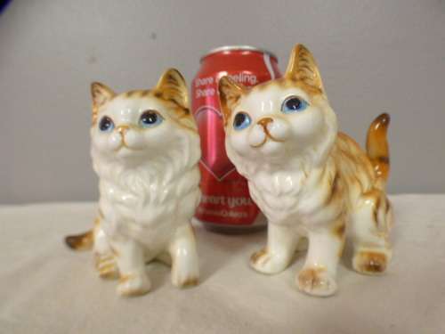 Two lovely bone china cats for your collection of figurines. Very pretty to have on display.