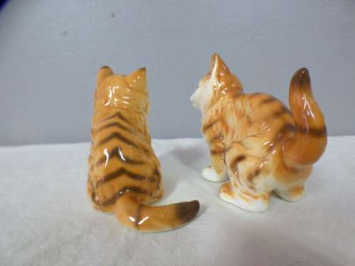 Two lovely bone china cats for your collection of figurines. Very pretty to have on display.