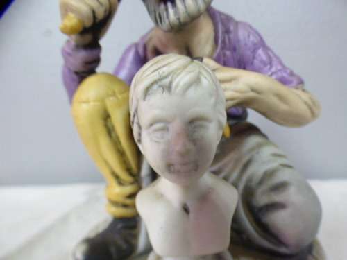 A lovely ornamental ceramic figurine of an elderly man working on a bust in great condition RS17Sale