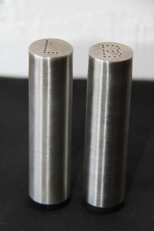 An elegant and stylish salt and pepper shaker set in stunning condition - RS17Sale
