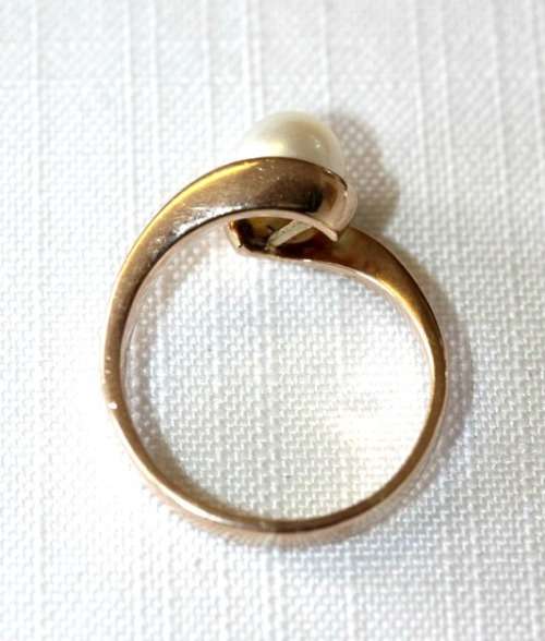 An incredible 9 ct gold ladies ring with a stunning genuine cultured pearl centre stone - WOW!