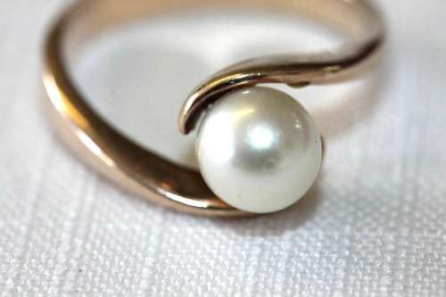 An incredible 9 ct gold ladies ring with a stunning genuine cultured pearl centre stone - WOW!