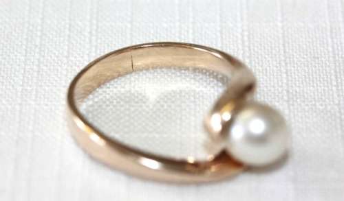 An incredible 9 ct gold ladies ring with a stunning genuine cultured pearl centre stone - WOW!