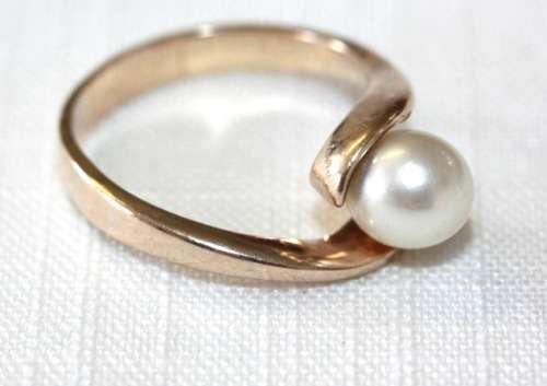 An incredible 9 ct gold ladies ring with a stunning genuine cultured pearl centre stone - WOW!