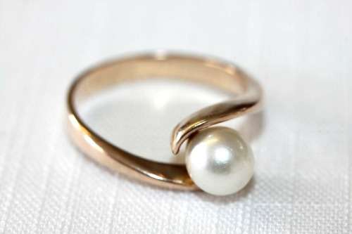 An incredible 9 ct gold ladies ring with a stunning genuine cultured pearl centre stone - WOW!