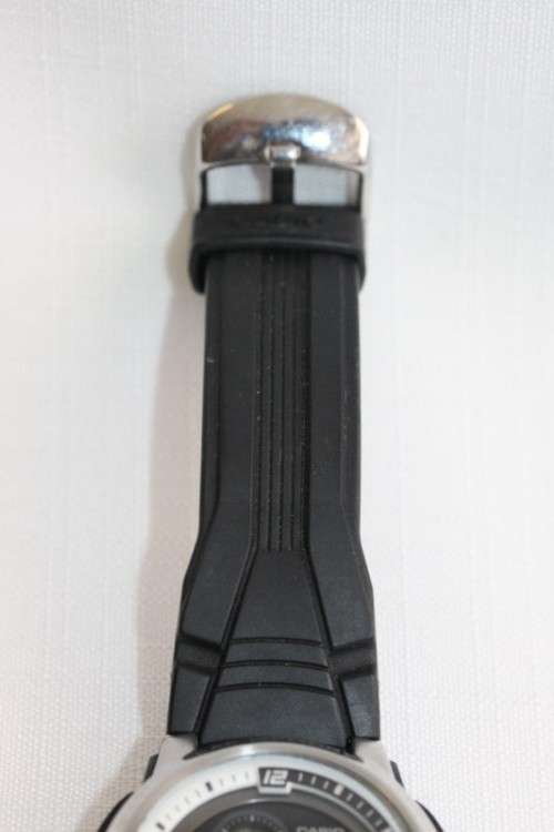 A fantastic Casio (AQF-102W) sports watch w/ a digital & analog display and a multitude of functions