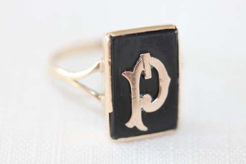 A magnificent 9 ct gold signet ring with the letter "P" on black Onyx stone