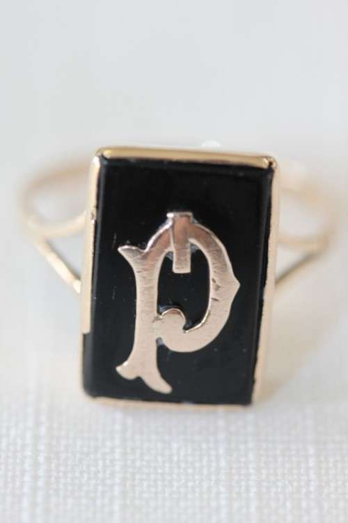 A magnificent 9 ct gold signet ring with the letter "P" on black Onyx stone