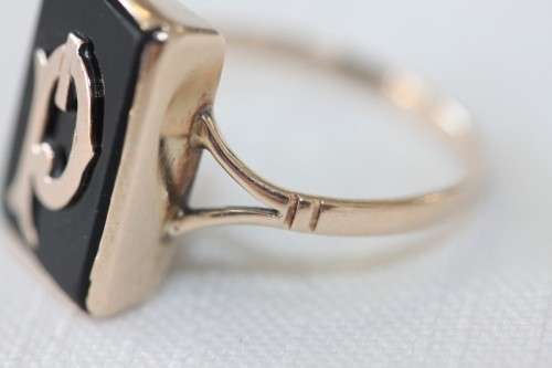 A magnificent 9 ct gold signet ring with the letter "P" on black Onyx stone