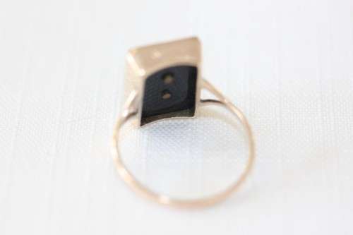 A magnificent 9 ct gold signet ring with the letter "P" on black Onyx stone