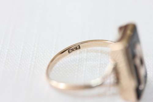 A magnificent 9 ct gold signet ring with the letter "P" on black Onyx stone