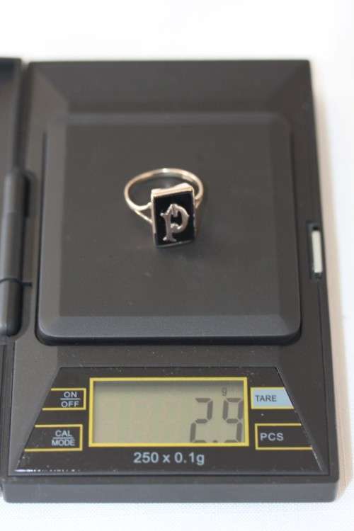 A magnificent 9 ct gold signet ring with the letter "P" on black Onyx stone