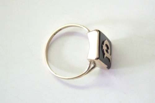 A magnificent 9 ct gold signet ring with the letter "P" on black Onyx stone
